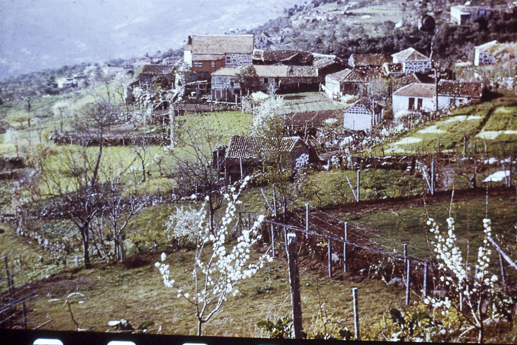 112. Douro aldeia rodeada por prados