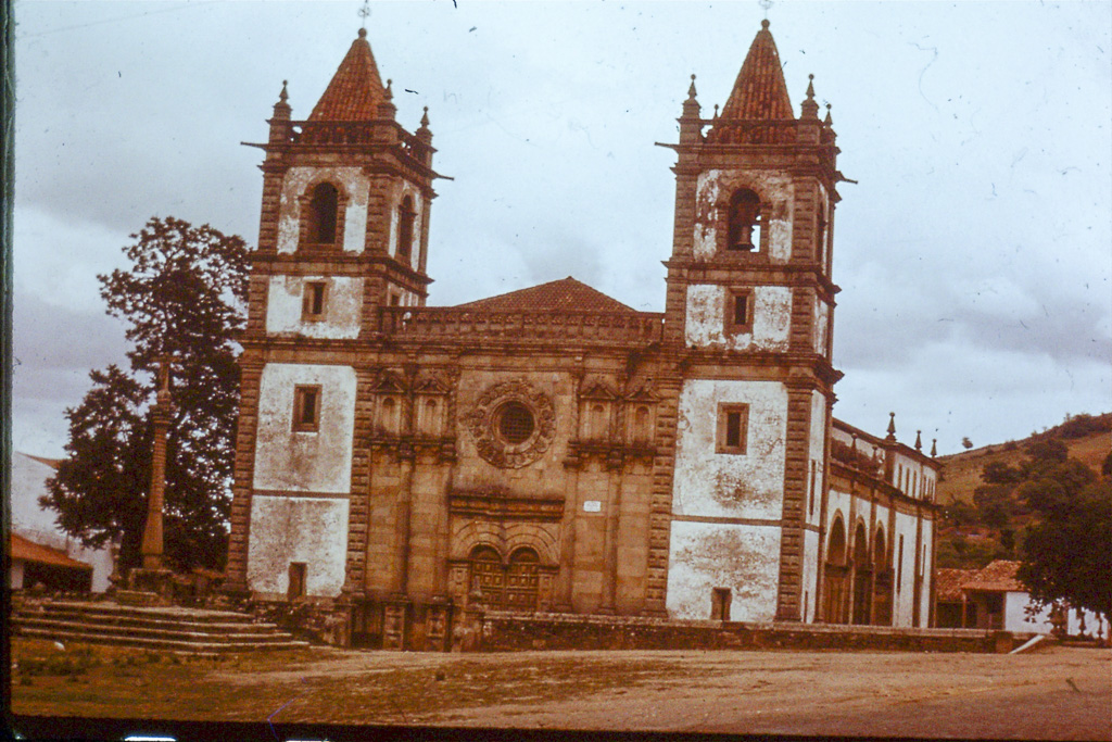 127. Trás-os-Montes igreija e cruzeiro do Outeiro