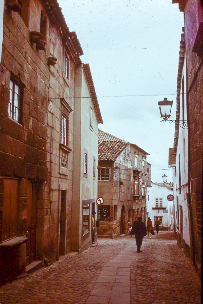 133. Douro uma rua de Miranda