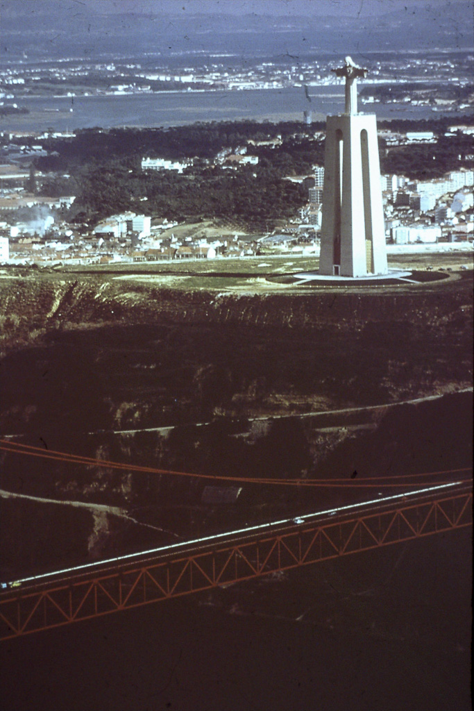 368. Vista aérea do Tejo e margem sul