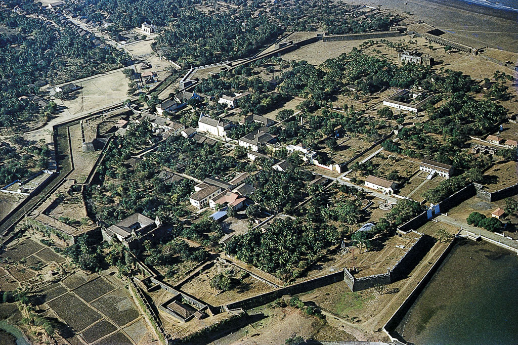 A Praça de Damão confinada entre as muralhas (1958)