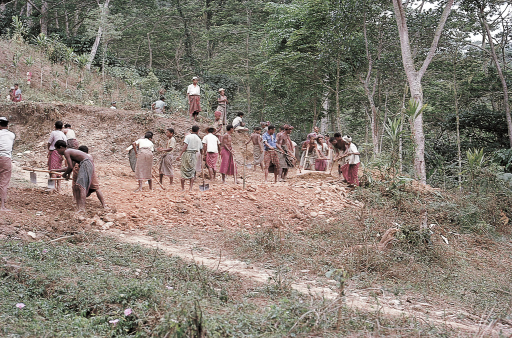 Abrindo estradas (1973)