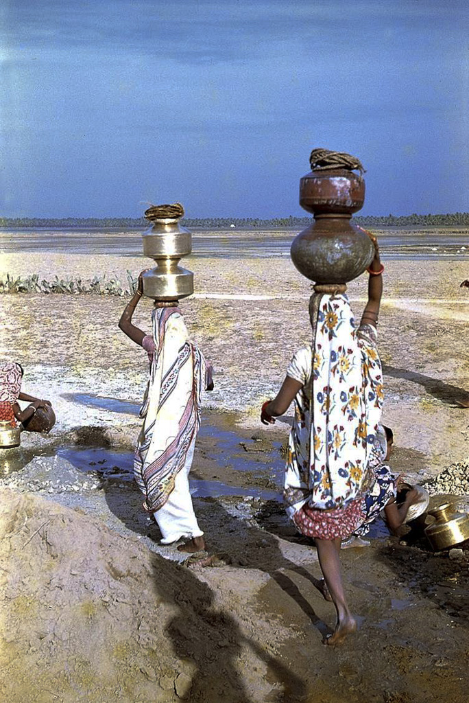 Aguadeiras o poço ficava muito distante da aldeia (1956)