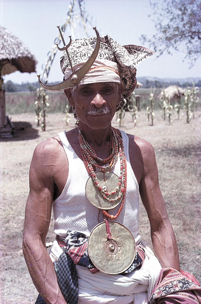 Ancião com insígnias guerreiras (1972)