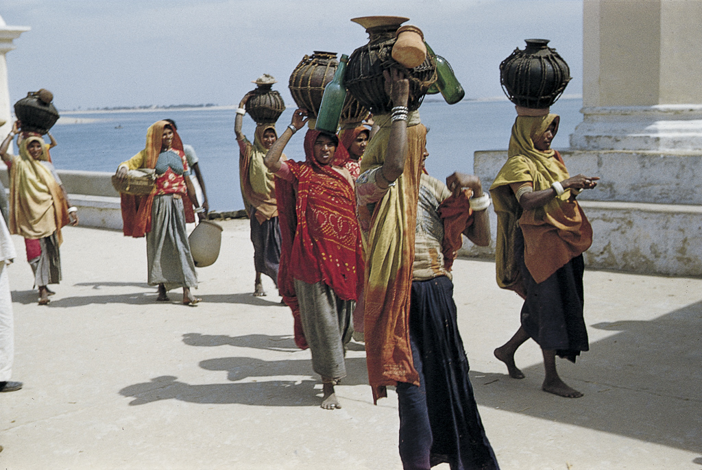 Antigas aguadeiras de Damão transportando sura para o mercado (1956) (1958)