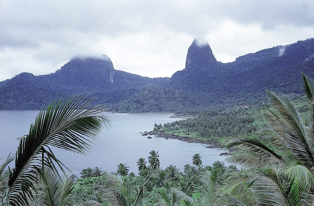 Baía com necks ao fundo - S.Tomé (1967)