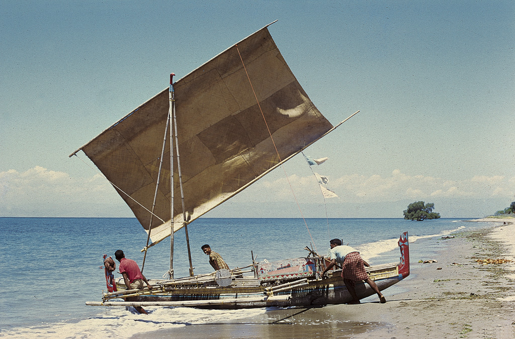 Baía de Dili - largada para a pesca (1971)