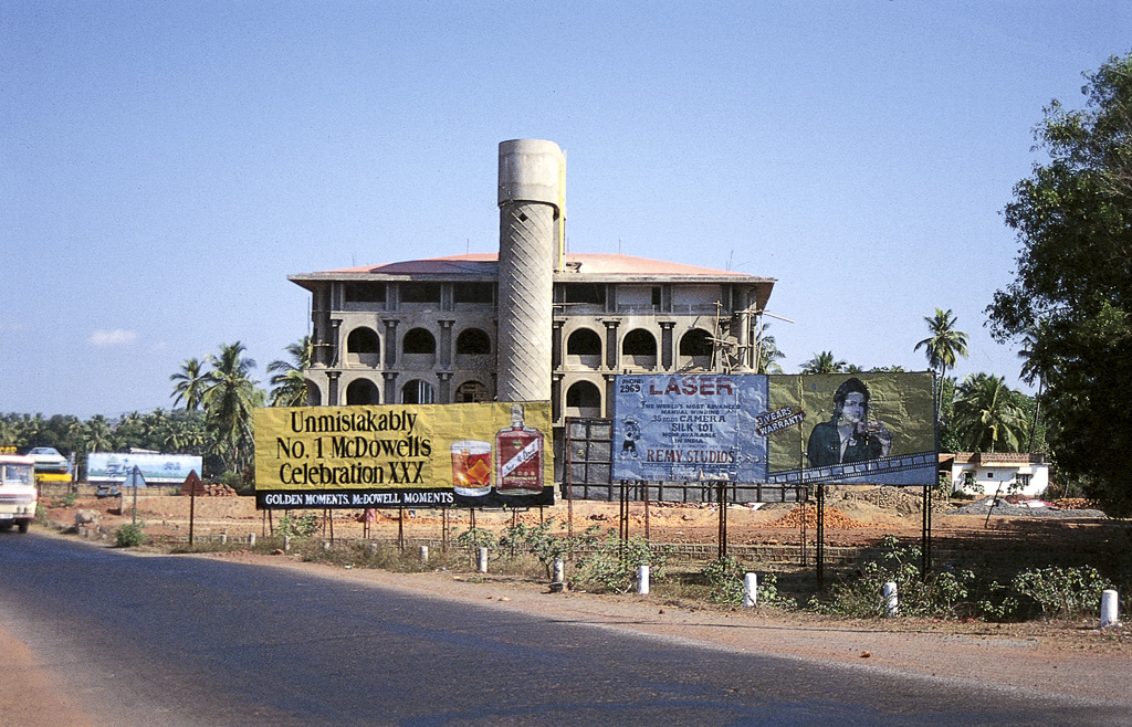 Bardez, estrada de Betim – um dos edifícios para a futura cidade administrativa (1996)