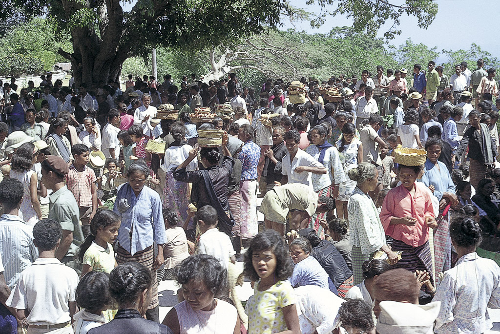 Bazar muito concorrido na fronteira de Maliana - Timor (1972)