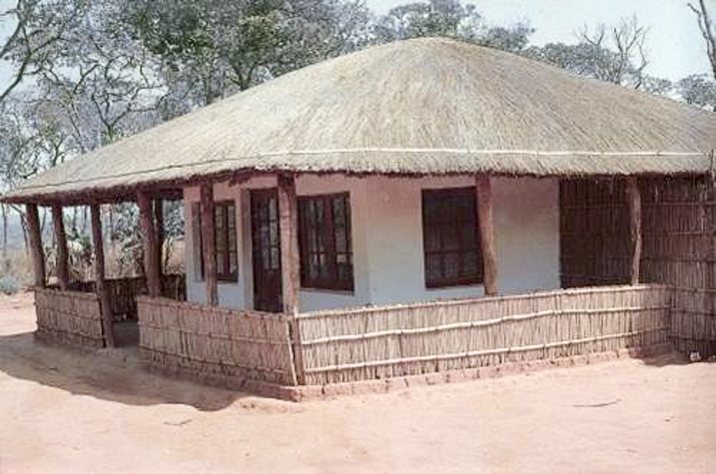 Casa nova, junto à estrada, perto de Maniamba (1963)