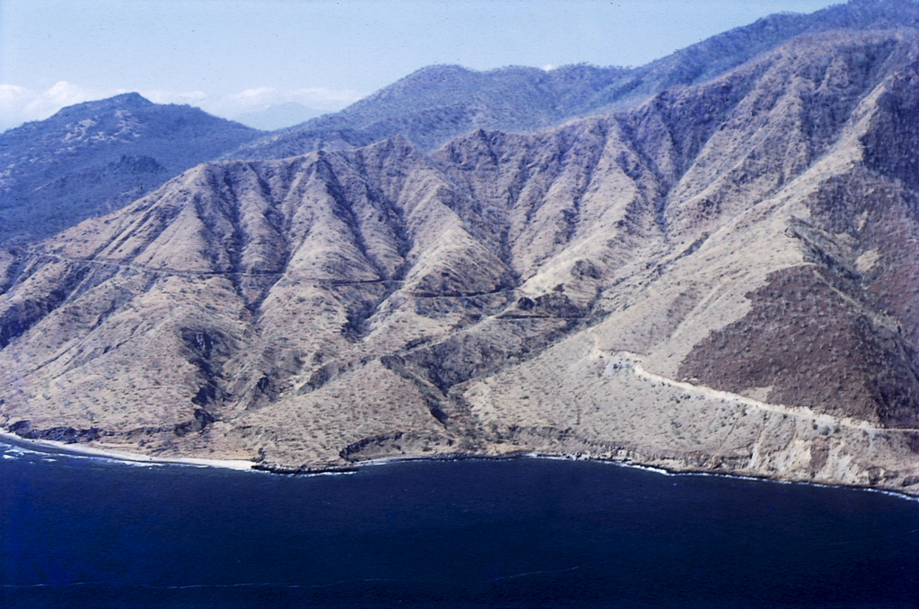 Costa norte – os relevos despenham-se no mar (1970)