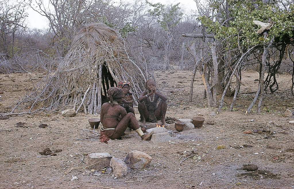 Cunene - Curoca – mulheres Mucubais conversando (1968)