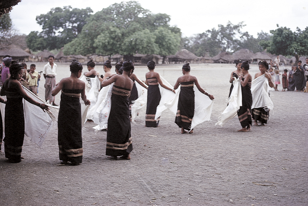 Dança tradicional do Suai (1973)
