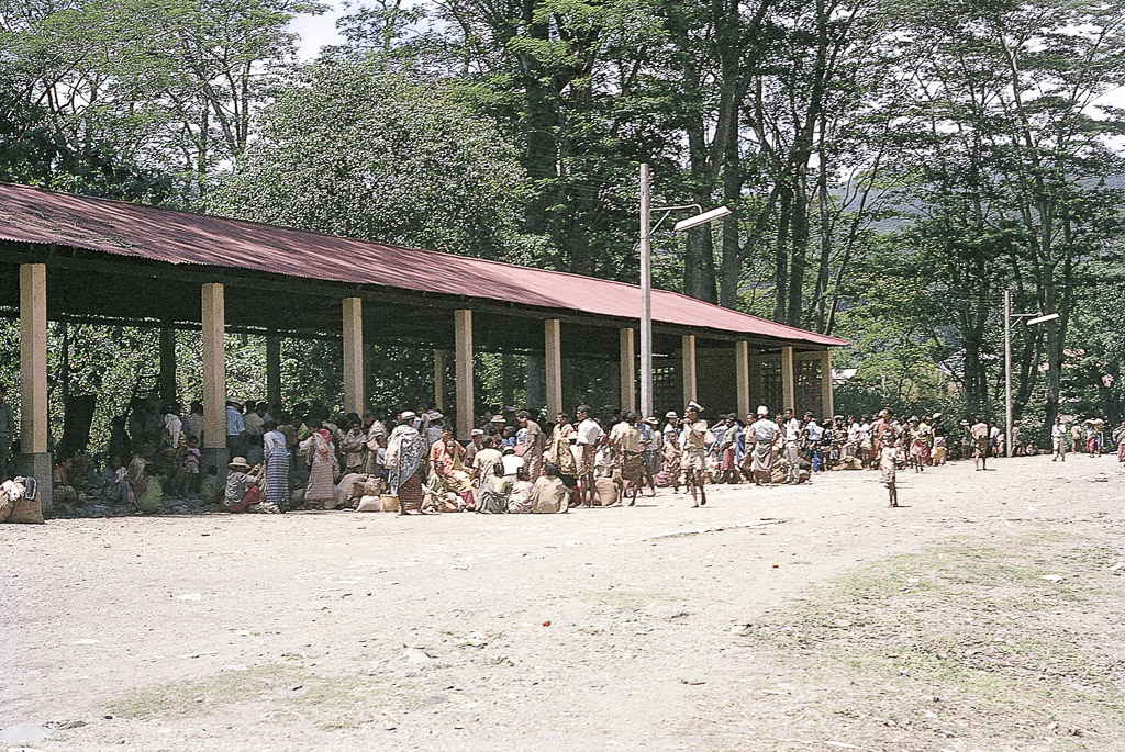 Ermera – esperando compradores para o café (1972)