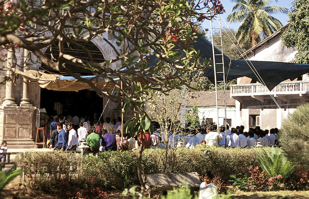 Fieis assistindo à missa no Domingo de Ramos na igreja da Praça (1995)
