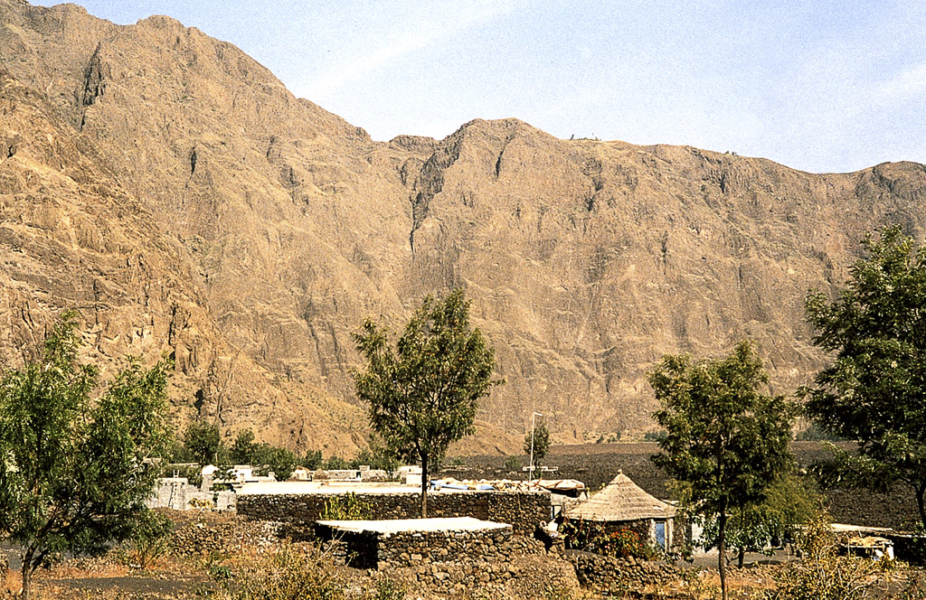 Fogo – habitações para turismo no interior da grande cratera (2003)