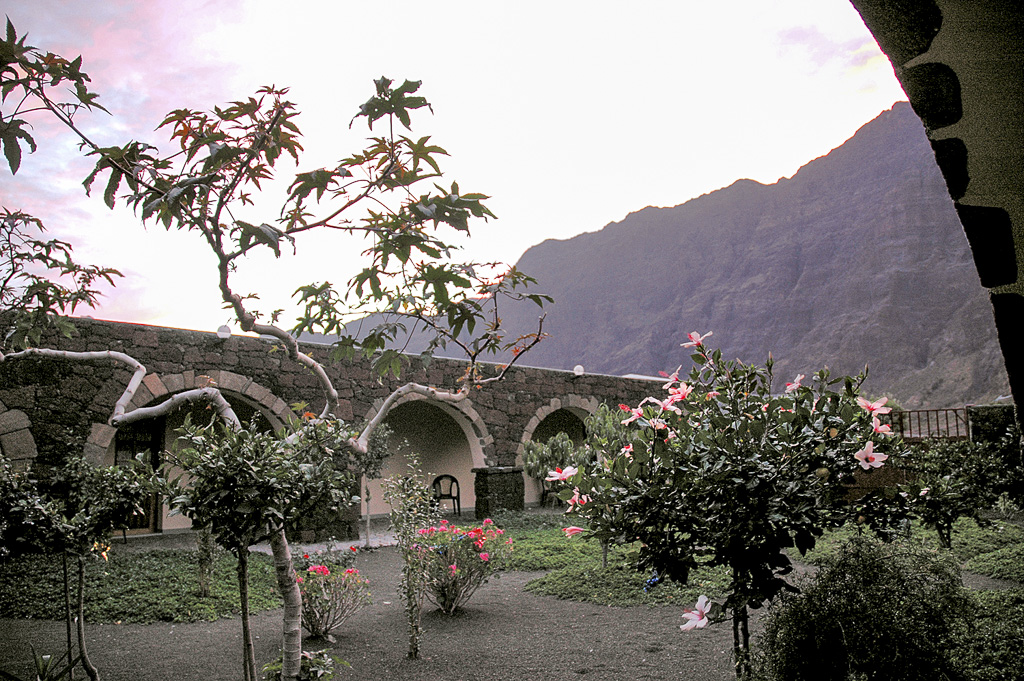 Fogo – hotel de turismo no interior da cratera (2003)