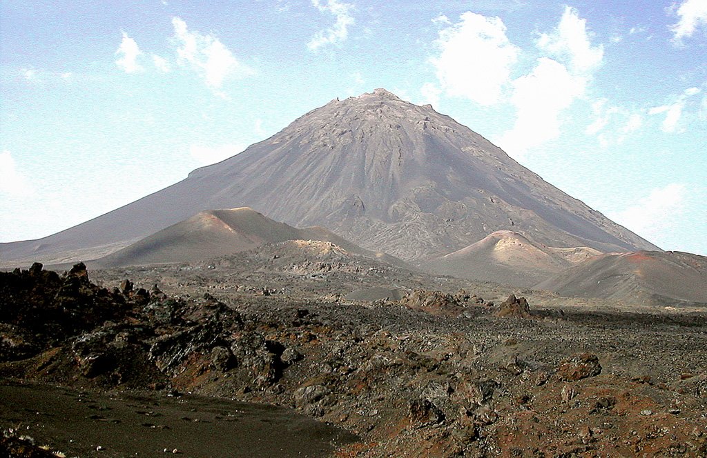 Fogo – o “vulcão”, relevos da erupção de 1951 e lavas basálticas da erupção de 1994 (2003)