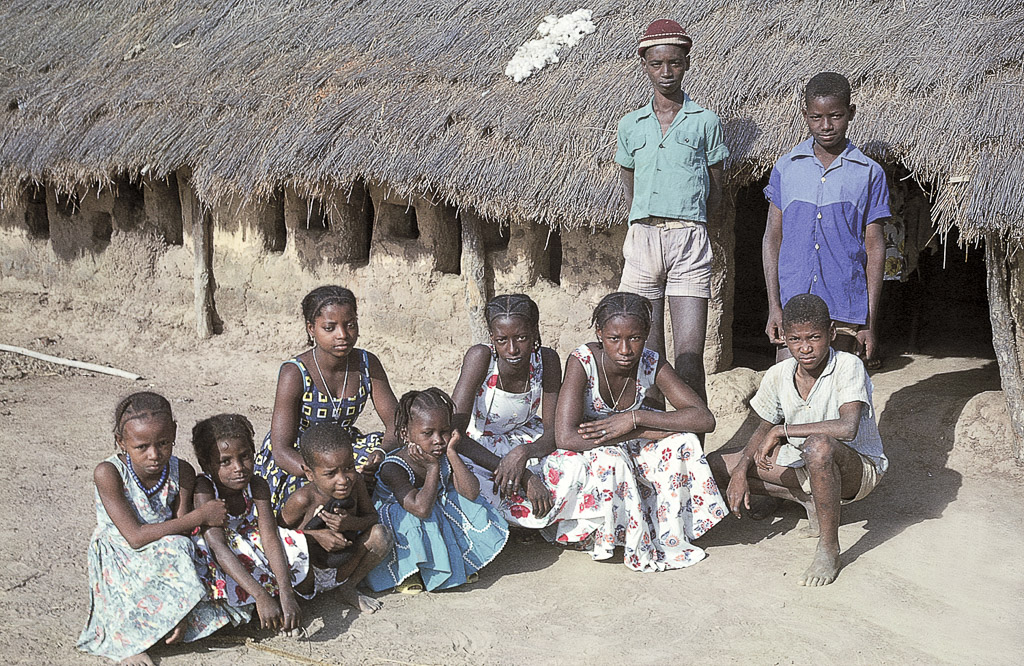 Jovens e crianças fulas à entrada de uma casa perto de Mansôa