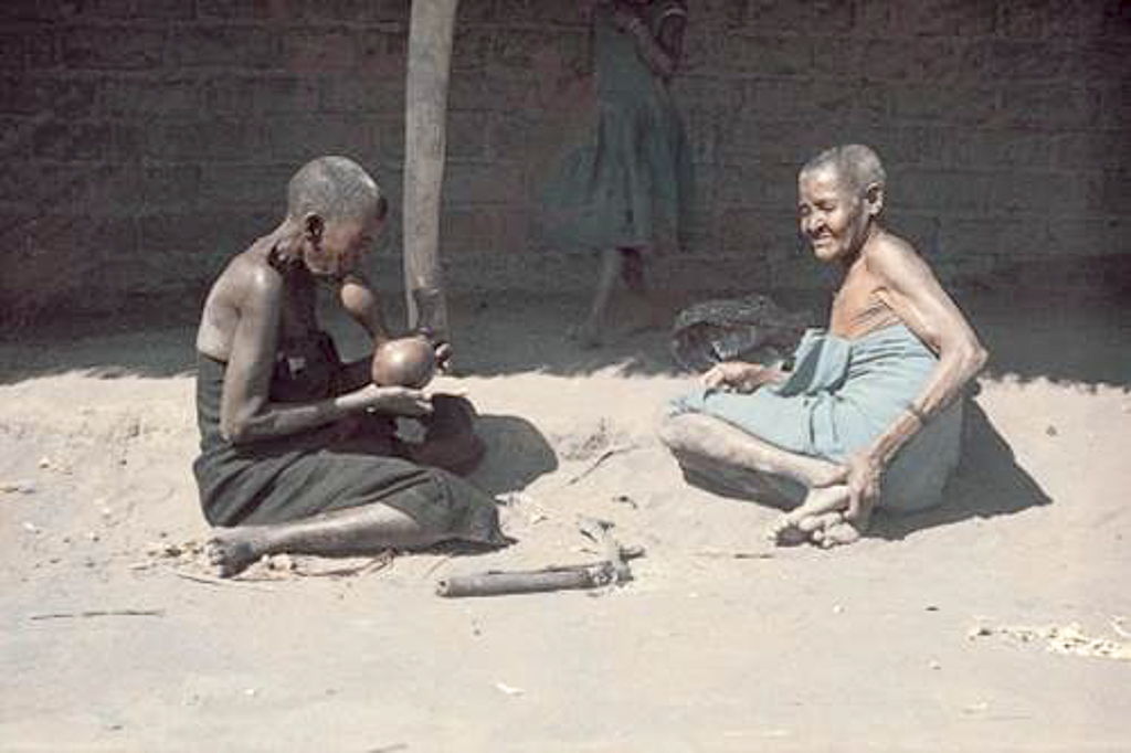 Lipoche – mulheres fumando cachimbo de água (1962)