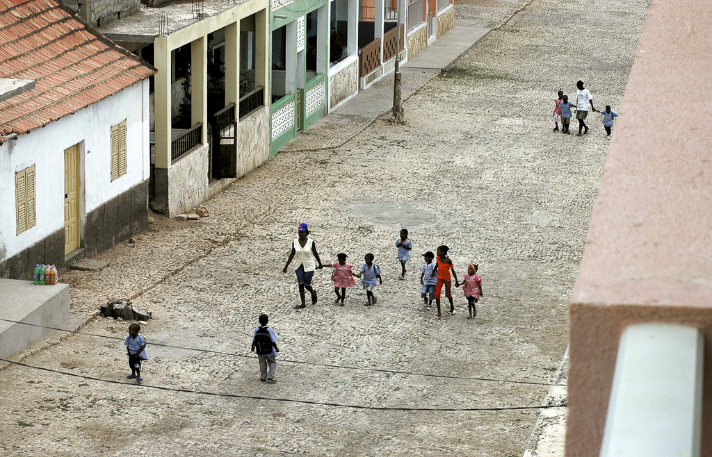 Maio – crianças à saída da escola (2003)