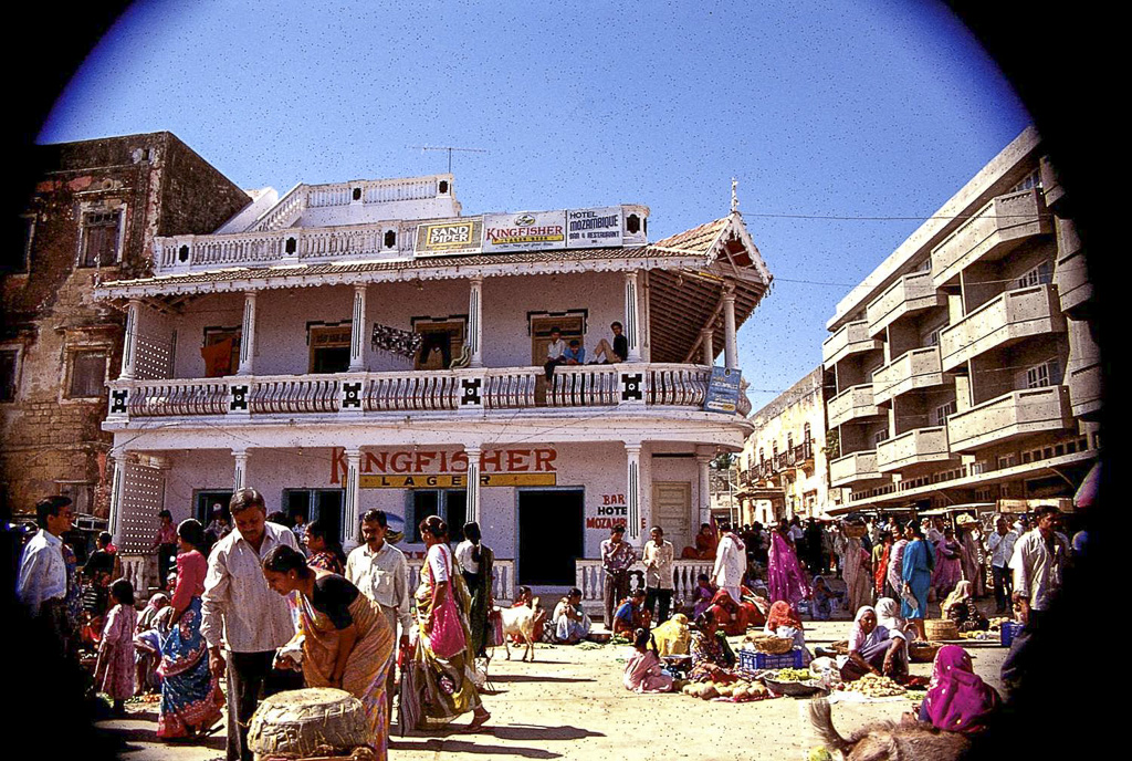 Mercado de rua no centro da cidade (1996)