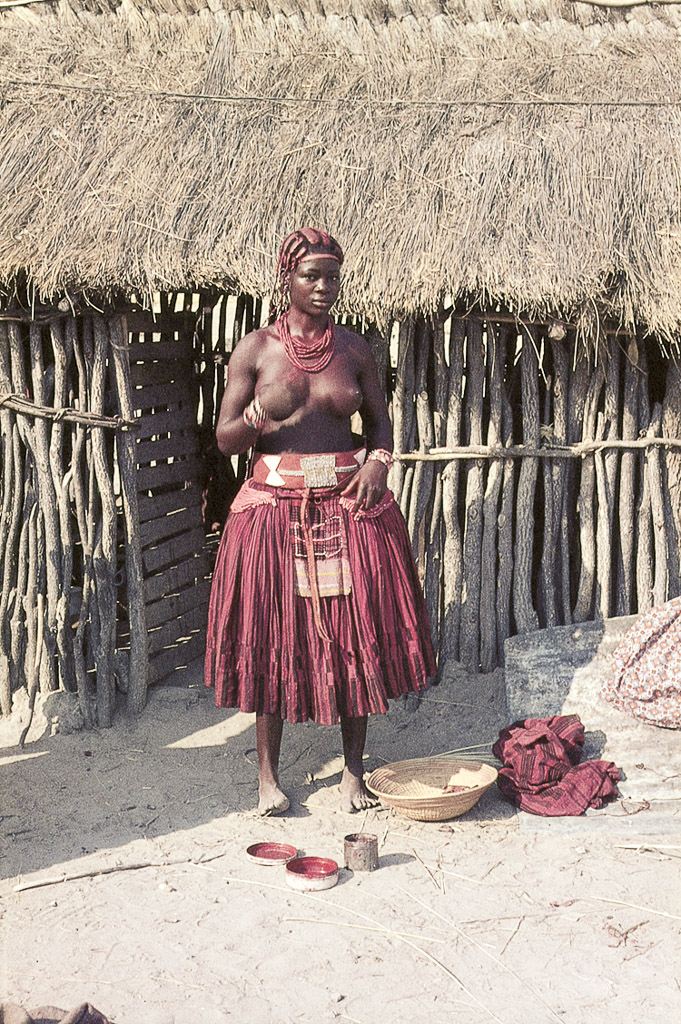 Mulher tintureira à porta da “casa” (1968)