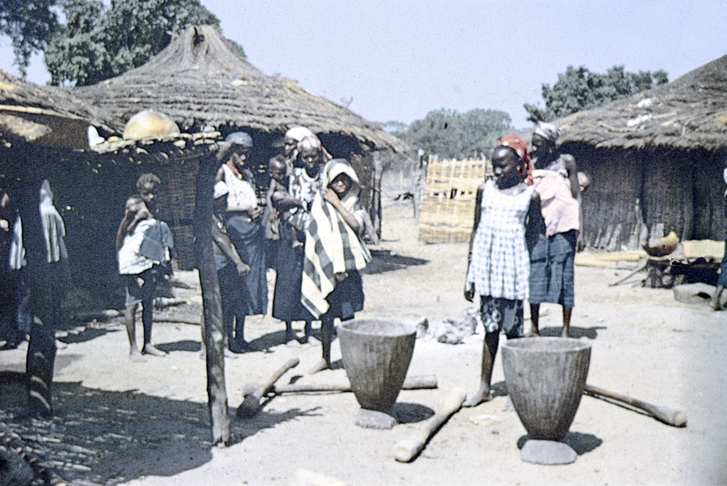 Mulheres mandingas preparam o almoço