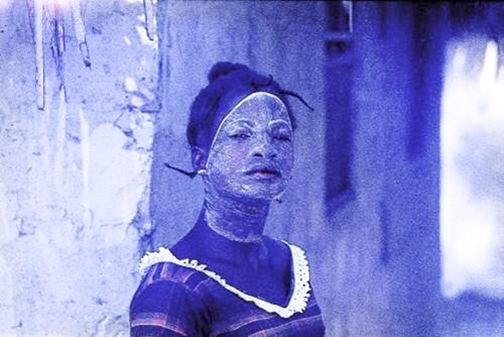 Nativa com máscara de beleza (1969)