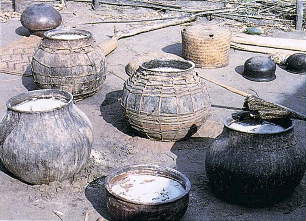 N´Gôo – preparando bebida de milho fermentado (moa) para uma festa (1963)