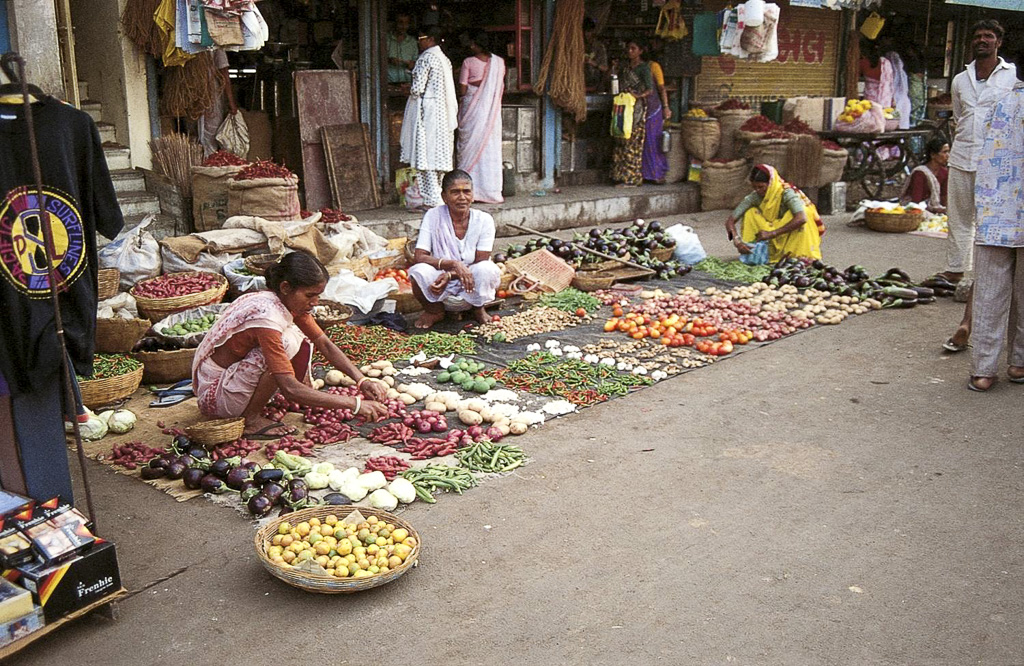 O mercado da cidade estende-se pelas ruas limítrofes (1995)