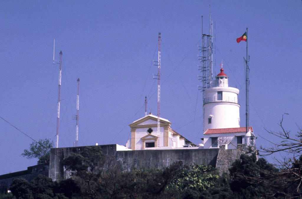 O primeiro farol do Oriente, modernizado (1989)