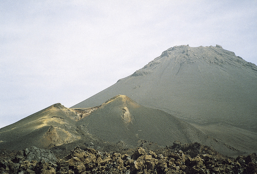 O vulcão e uma das crateras da erupção de 1951, na Ilha do Fogo (2003)