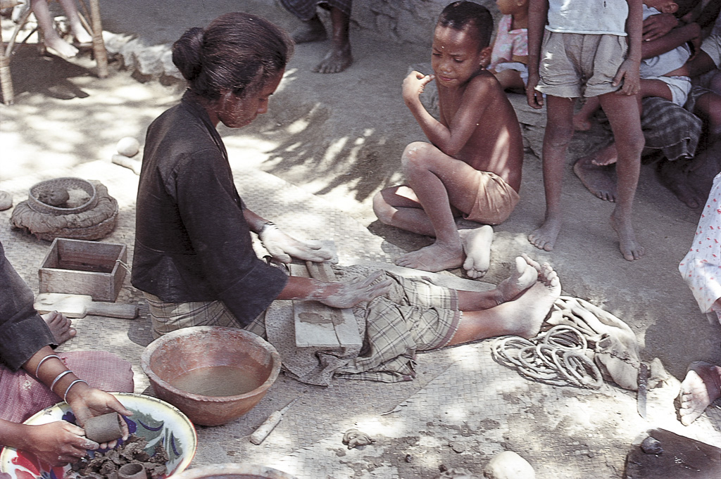 Oleira trabalhando o barro (1973)