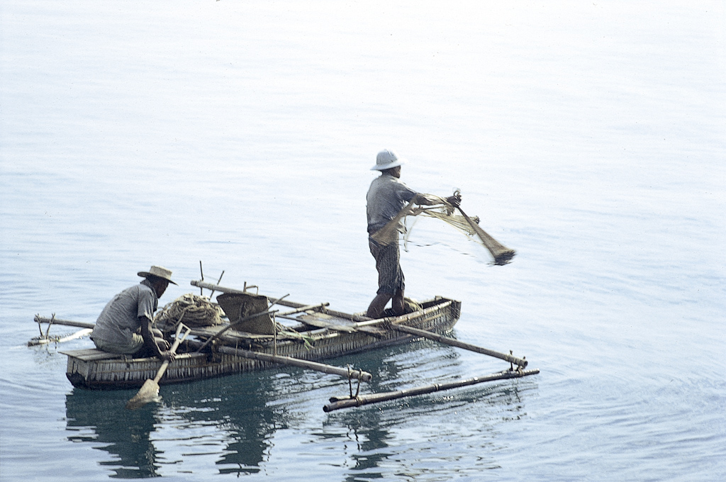 Pescando com rede redonda - Timor (1973)