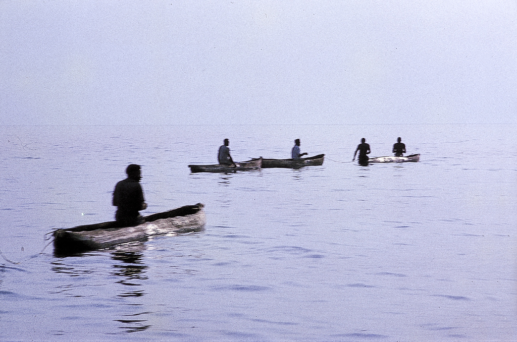 Pescando perto da aldeia nianja de Timba - Niassa, Moçambique (1963)