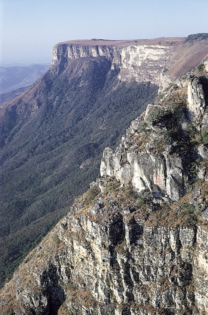 Planalto e encosta da serra de Chela - o relevo mais impressionante de Angola (1967)