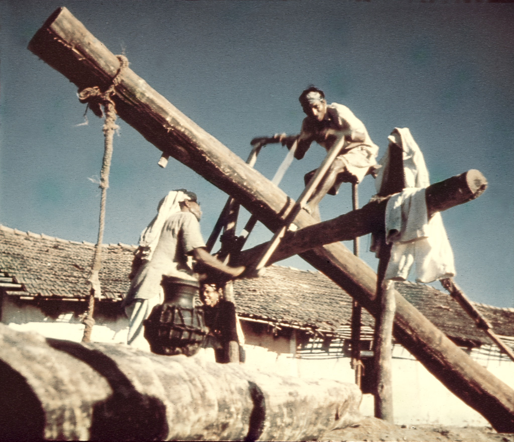 Preparando madeira para os barcos (1956)
