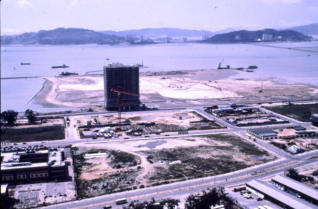 Primeiras construções nos aterros então recentes (1981)