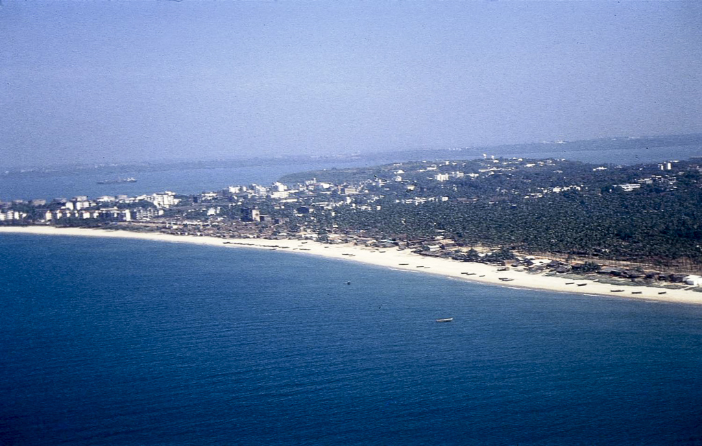 Quase toda a costa é limitada por extensos areais (1996)