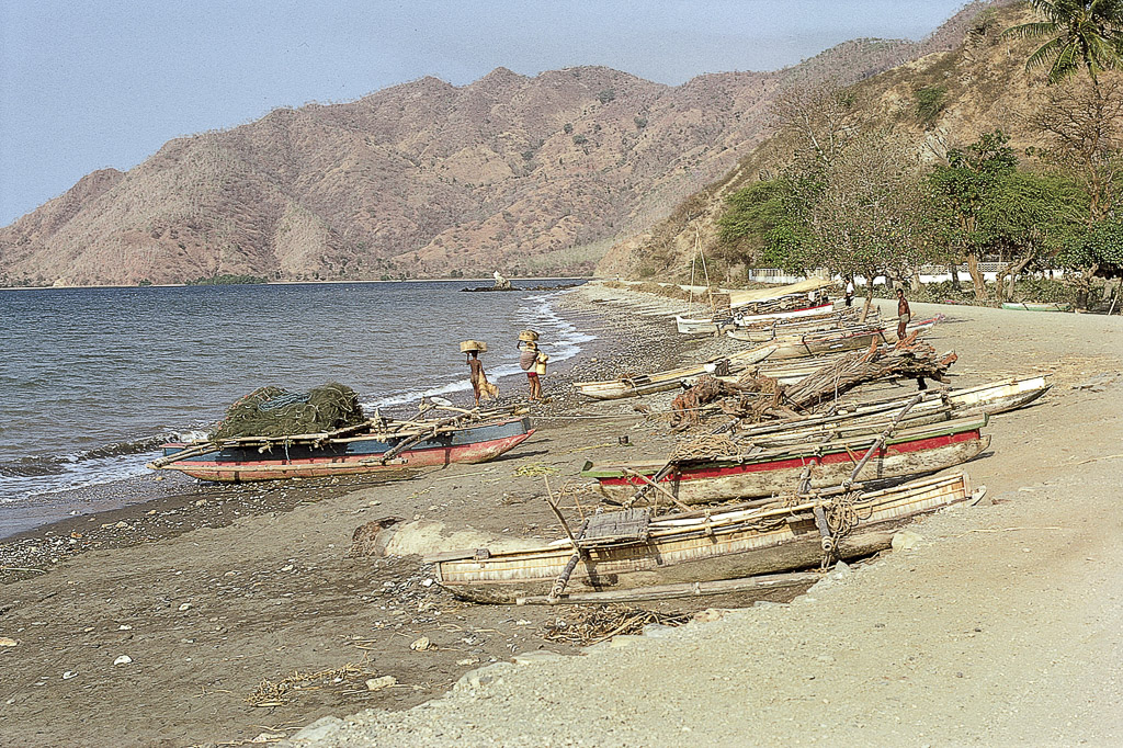 Redes e embarcações na baía de Dili (1972)