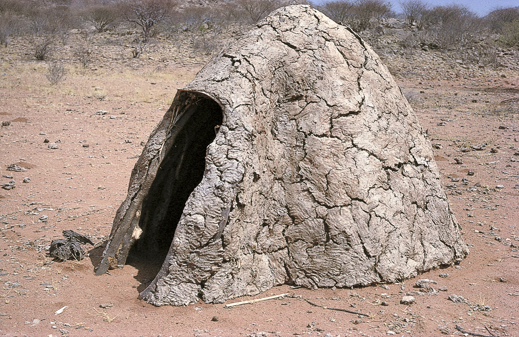 Revestimento de uma cabana com bosta seca e terra (1968)