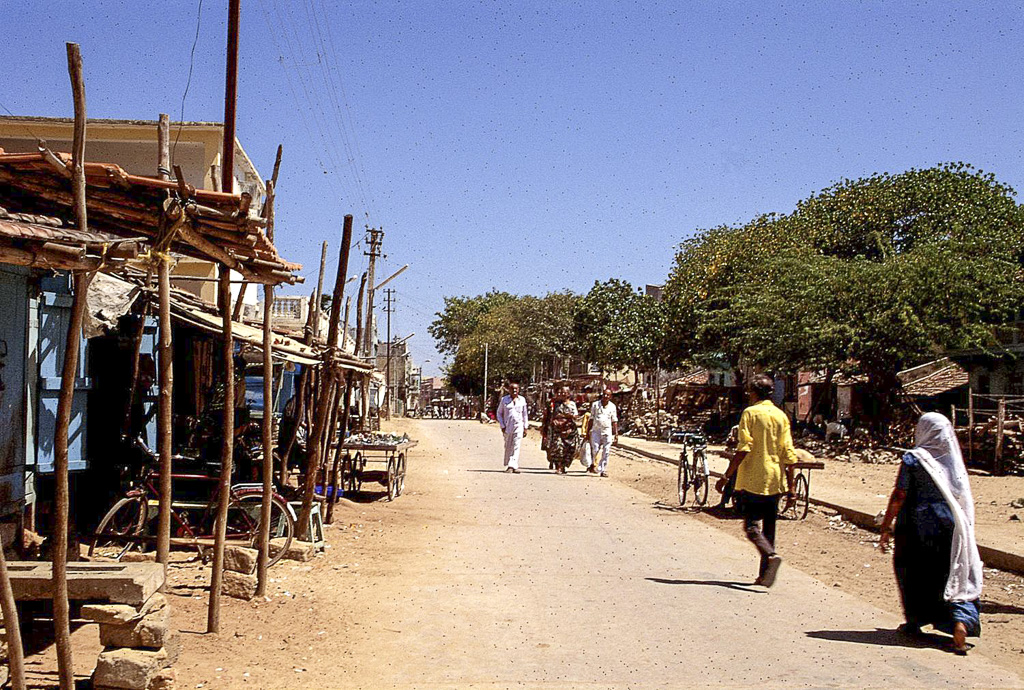 Rua-estrada da modernizada aldeia de Gogolá (1996)