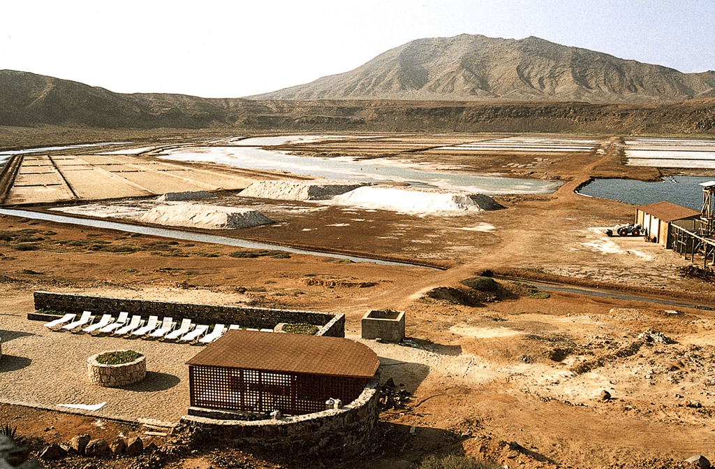 Sal – salinas de Pedra Lume, hoje também local de turismo (2003)