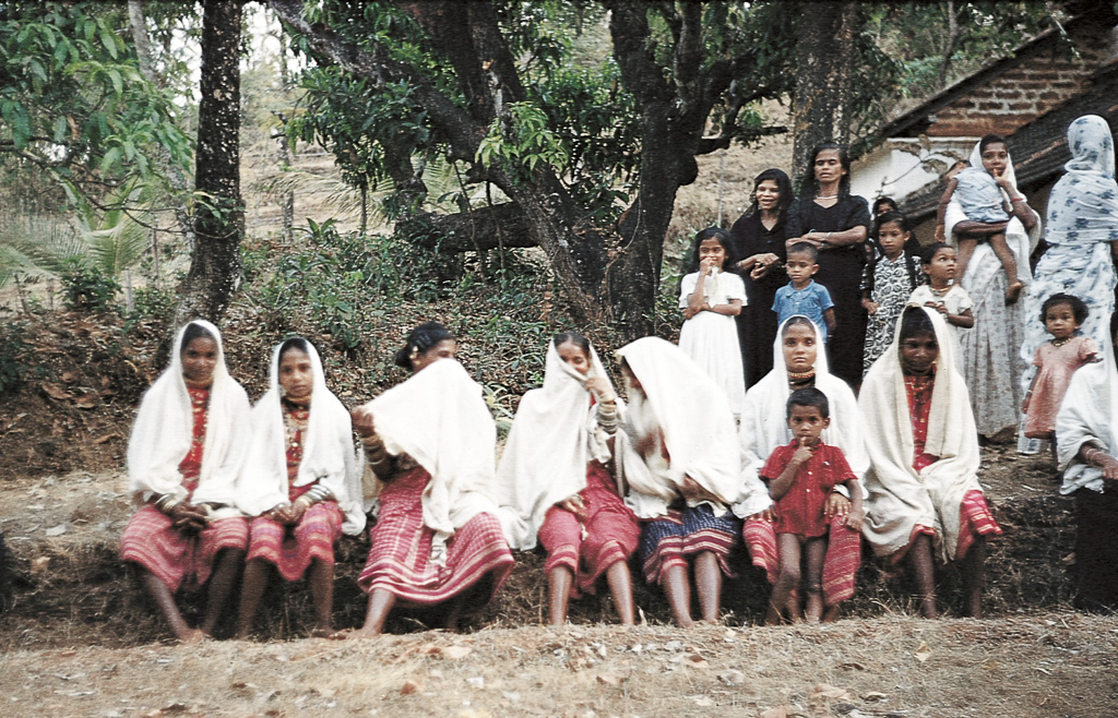 Sanguém – grupo de trabalhadoras de campo (corumbinas), com seus trajes tipicos (1955)