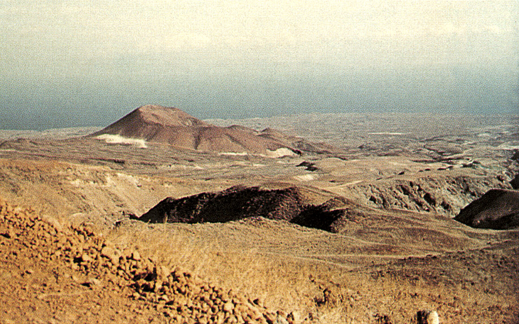 Santo Antão – pequenos relevos vulcânicos na encosta sudoeste, escaldante e nua (1972)