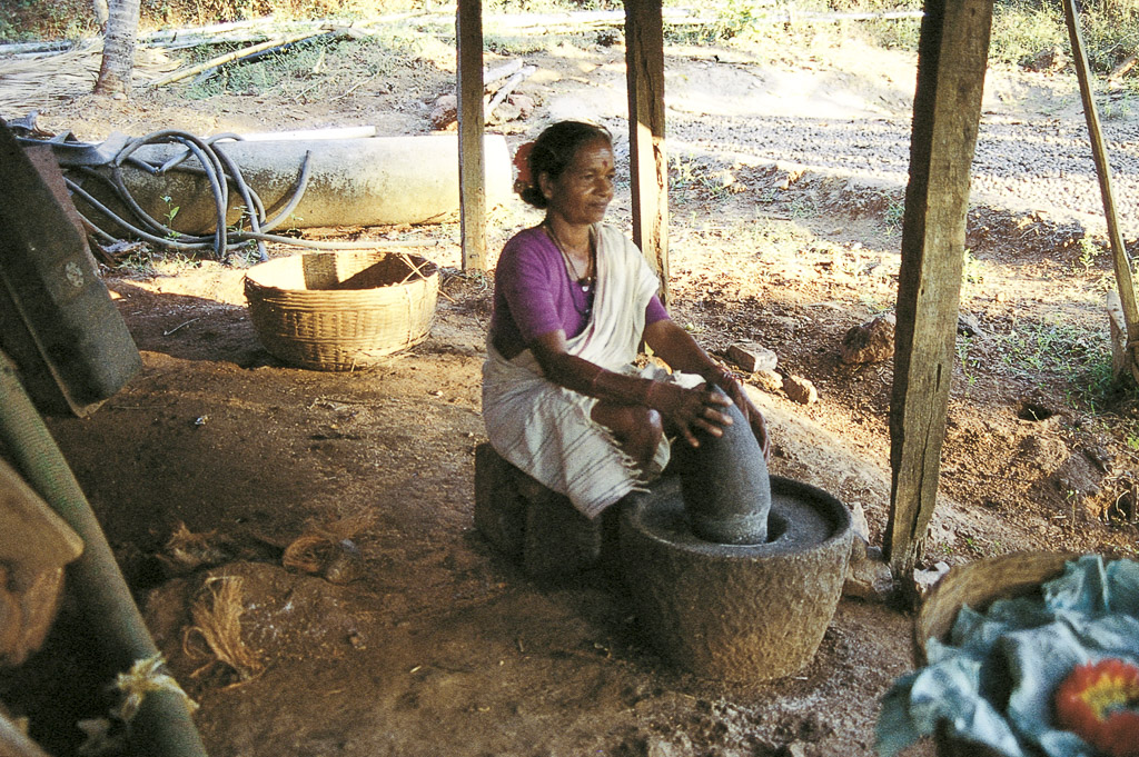 Satari – moendo arroz numa casa grande em Birondém