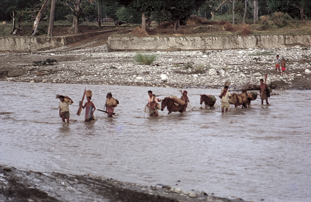 Sem ser em cheia, muitos rios são atravessados para encurtar caminho (1972)