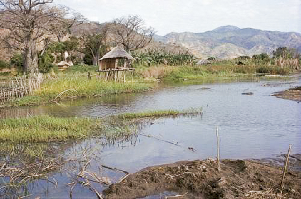Timba – terras inundadas, na margem do lago (1964)