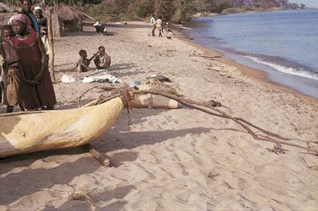 Timba – uma nova canoa vai ser “baptizada” (1963)